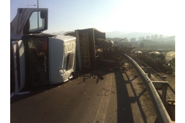 HURDA YÜKLÜ TIR DEVRİLDİ:1 YARALI