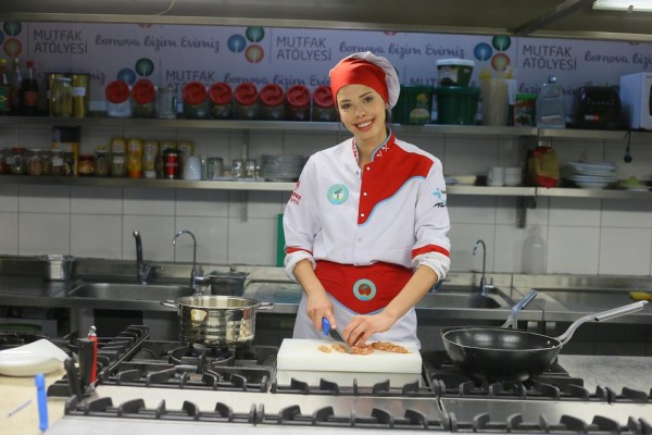 KRALİÇELİKTEN VAZGEÇTİ AŞÇI OLDU