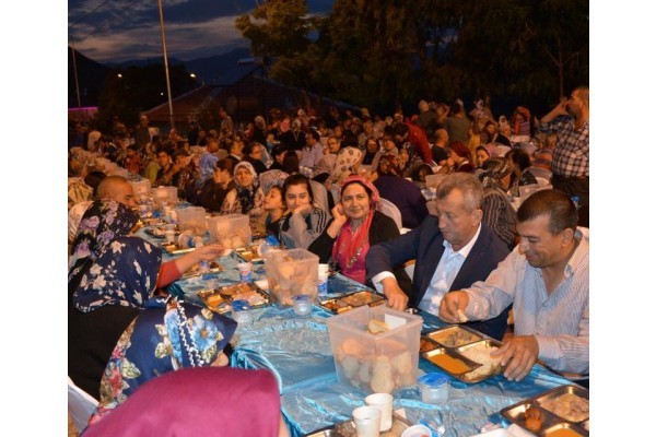MENEMEN’DE BİRLİK VE BERABERLİK SOFRALARI AÇILDI