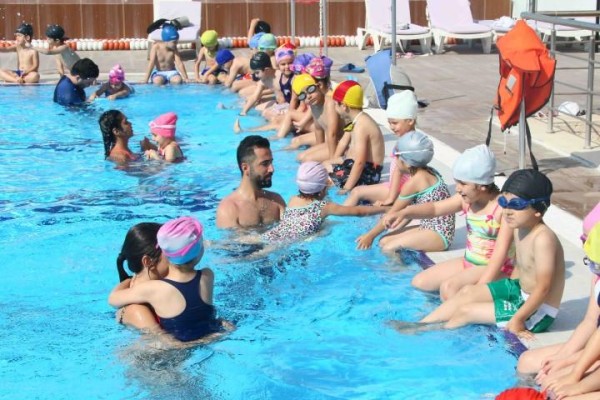 BAYRAKLI’NIN ÇOCUKLARI YÜZME ÖĞRENİYOR