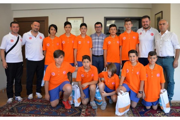 MİNİK YILDIZLAR BAŞKAN GÖNENÇ’İ ZİYARET ETTİ