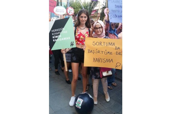 İZMİRLİ KADINLARDAN ‘KIYAFETİME KARIŞMA’ TEPKİSİ