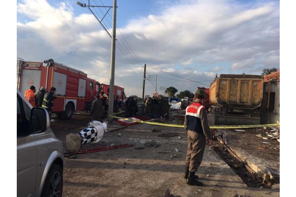 DİKİLİ'DE TRAFİK KAZASI: 1 ÖLÜ,1 YARALI