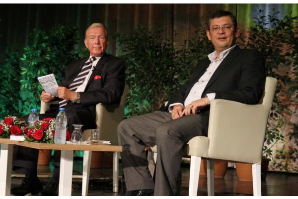 ‘UĞUR DÜNDAR İLE HALK ARENASI’ KARŞIYAKA’DA