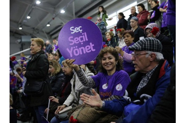 KARŞIYAKA'DA DOLU DOLU 8 MART