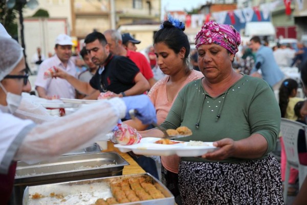 KARŞIYAKALI ROMANLAR İFTARDA BULUŞTU