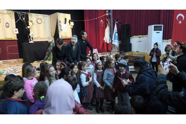 FOÇA’DA KUKLA TİYATROSU SAHNELENDİ