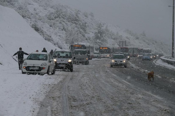 İZMİR BEYAZA BÜRÜNDÜ