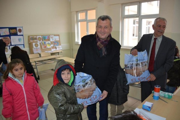 YOKSUL ÖĞRENCİLERİ ELLERİYLE GİYDİRDİ