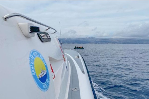 77 DÜZENSİZ GÖÇMEN KURTARILDI