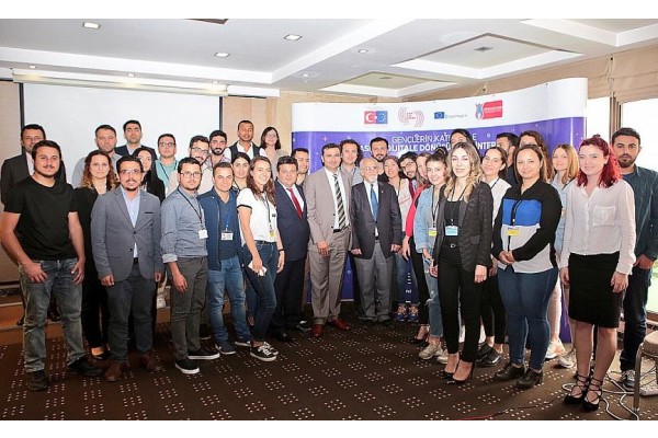 İZMİR’DE “YAZILI BASININ DİJİTAL DÖNÜŞÜMÜ” KONUŞULDU