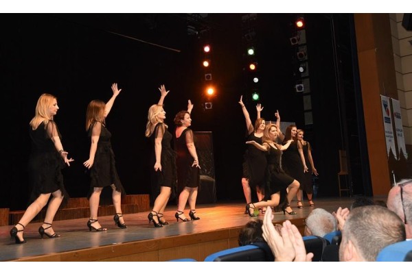 SANAYİCİ EŞLERİ ÖĞRENCİLER İÇİN SAHNEDE