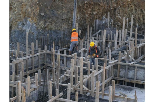 BAYRAKLI’DA ŞANTİYE BİNASININ TEMELİ ATILDI