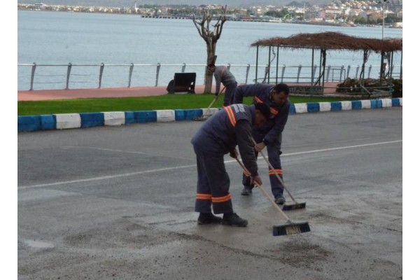 DİKİLİ BELEDİYESİ TEDBİRİ ELDEN BIRAKMIYOR