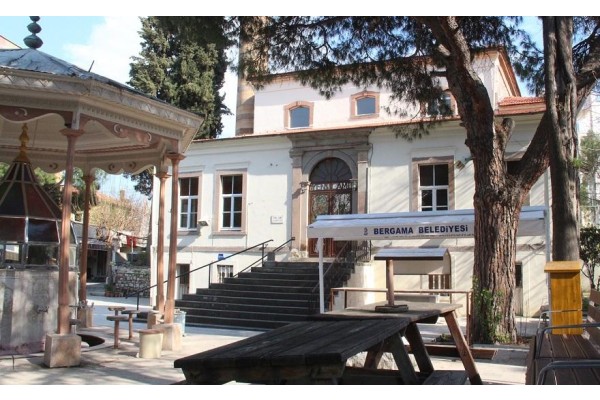 BERGAMA’DA MERKEZ MAHALLE CAMİLERİNE TENTE TAKILDI