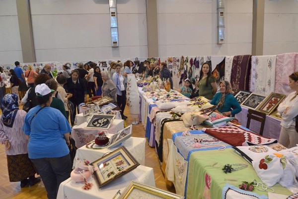 HALK EĞİTİM KURSİYERLERİ ESERLERİNİ SERGİLEDİ