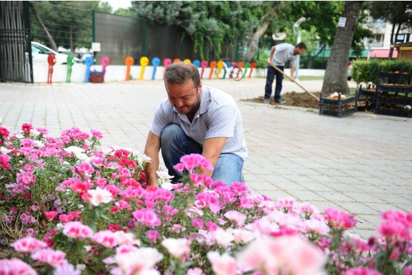 Karşıyaka yaz çiçekleriyle süsleniyor