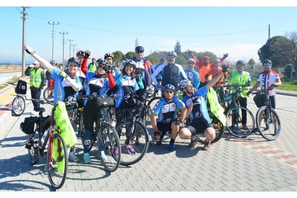 BERGAMA AKTİF BİSİKLETÇİLERDEN SOSYAL DUYARLILIK