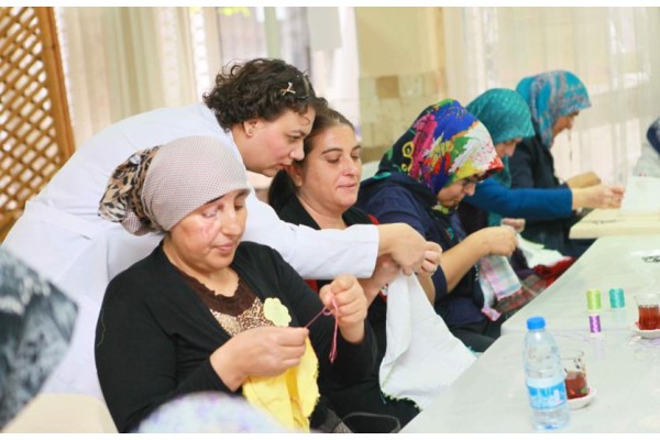 BAYRAKLI’DA KURSLAR KADINLARI MESLEK SAHİBİ YAPIYOR