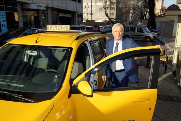 2 BİN LİRA MAAŞLA KADIN TAKSİCİ ARANIYOR