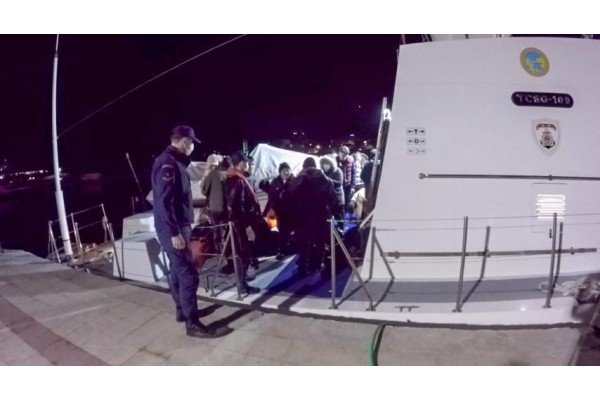 32 DÜZENSİZ GÖÇMEN KURTARILDI