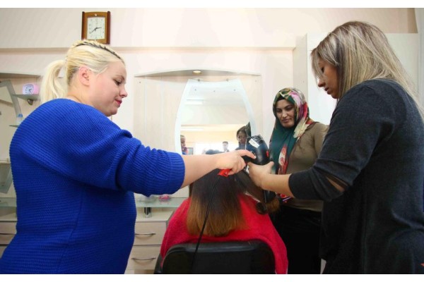 KUAFÖRLÜĞÜN USTALARI BAYRAKLI’DA YETIŞIYOR