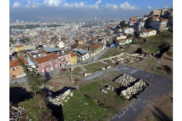 BU TOPRAĞIN ALTINDA...