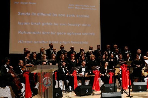 ADLİYE ÇALIŞANLARI ŞEHİTLERİ İÇİN SAHNE ALDI