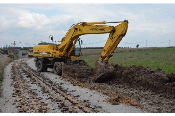 DİKİLİ BELEDİYESİ YOLU KISALTTI