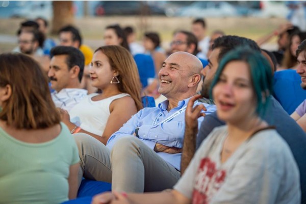 Çandarlı’daki Gençlik Kampı’nı ziyaret etti