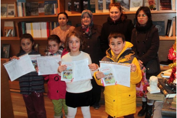 KARNELERİNİ GÖSTERDİLER, HEDİYE KİTAPLARINI ALDILAR