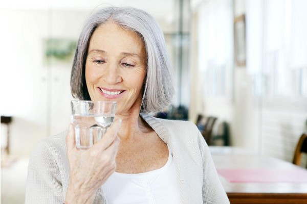 YAŞLILIKTA HER İLAÇLA BİR BARDAK SU İÇ!