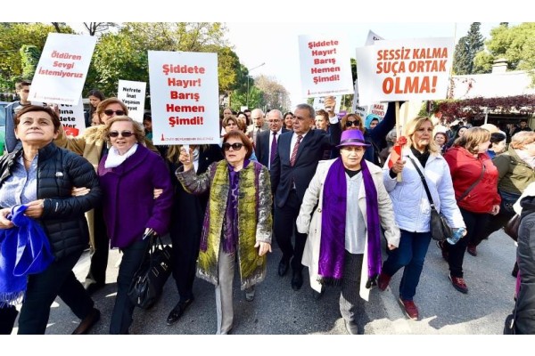 İZMİRLİ KADINLAR "ŞİDDETE HAYIR" DEDİ
