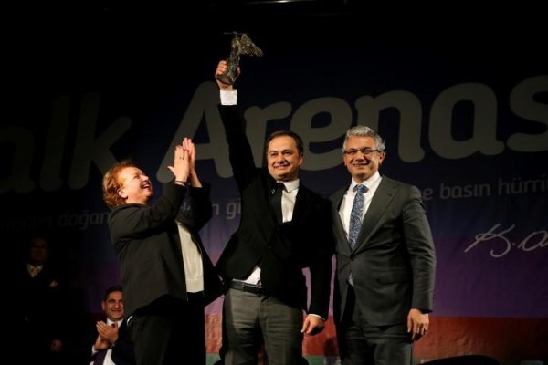 KARŞIYAKA'NIN BASIN ÖZGÜRLÜĞÜ ÖDÜLÜ GÖKMEN ULU'YA