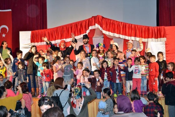 FOÇALI ÇOCUKLAR ‘NEŞELİ PALYAÇO’YLA GÜLDÜ
