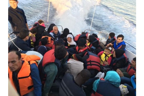 DİKİLİ'DE 38 GÖÇMEN YAKALANDI