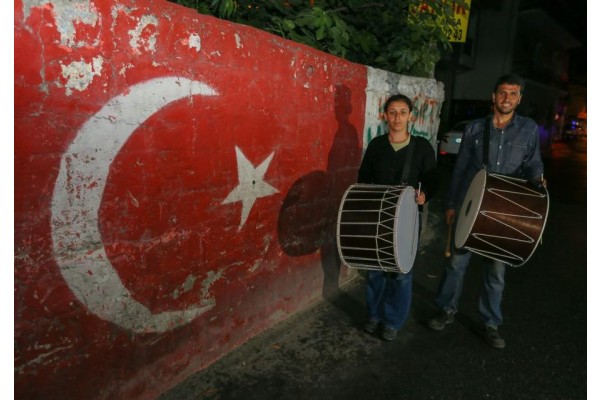 DAVULCU ÇİFT, KOMŞULARINI SAHURA UYANDIRDI