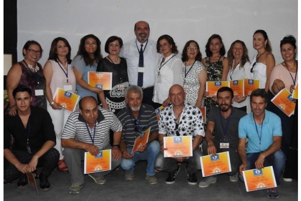 DİKİLİLİ KURSİYERLERİN SERTİFİKA SEVİNCİ