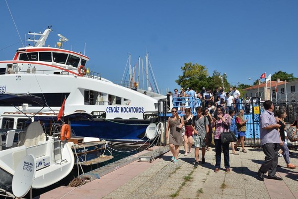 FOÇA, DENİZDEN GELEN MİSAFİRLERİNİ KARŞILADI