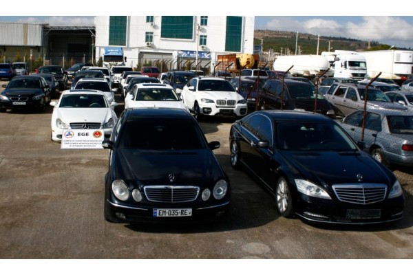 LÜKS OTOMOBİLLER GÜMRÜĞE TAKILDI
