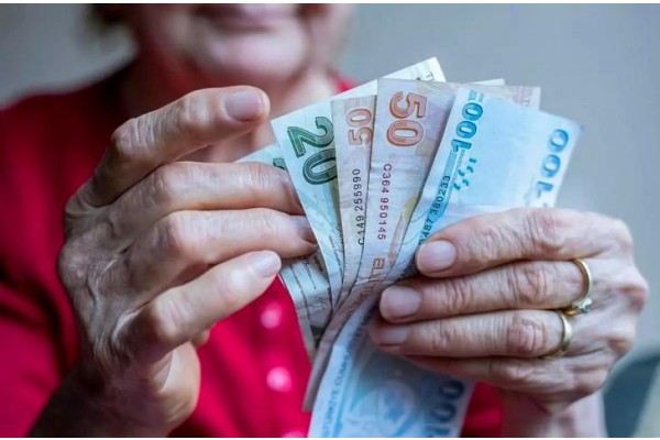 Emekliye 3 bin lira bayram ikramiyesi yasalaştı