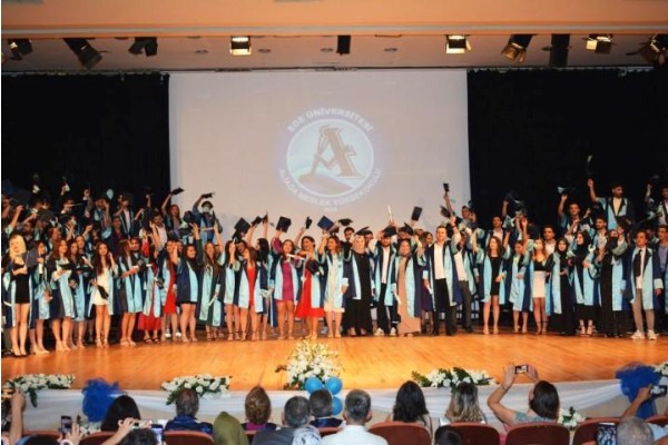 Aliağa Meslek Yüksekokulu’nda mezuniyet coşkusu