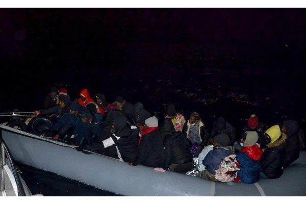 TÜRK KARA SULARINA İTİLEN 48 SIĞINMACI KURTARILDI