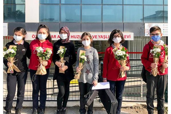 YAŞLILARIN YALNIZLIKLARINI PAYLAŞACAKLAR