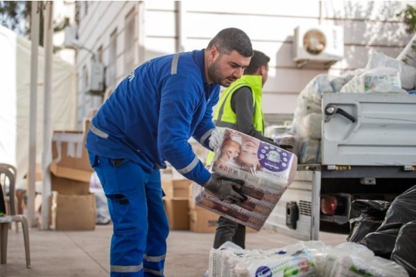 Kapı kapı dolaşıp yardım ulaştırıyorlar