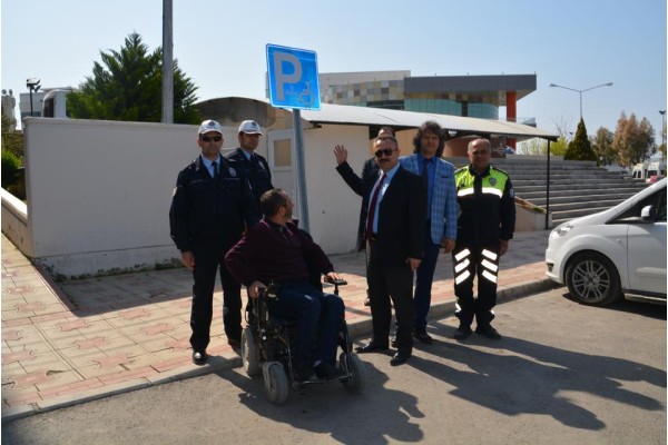 ALİAĞA’DA ENGELLİLERE ÖZEL PARK YERLERİ