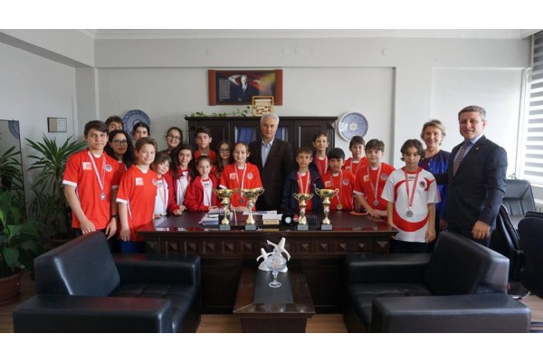 ŞAMPİYON ÖĞRENCİLERDEN DERSE’YE ZİYARET