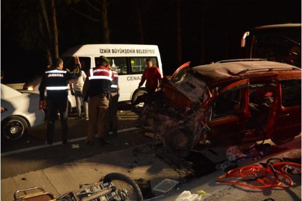 KATLİAM GİBİ KAZA: 5 ÖLÜ, 1’İ AĞIR 4 YARALI