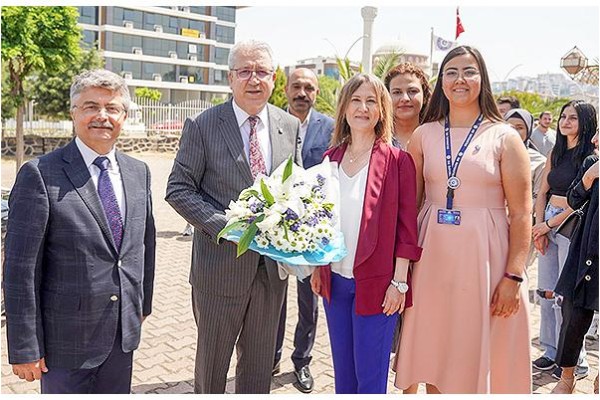 BUDAK, ALİAĞA’DA AKADEMİSYEN VE ÖĞRENCİLERLE BULUŞTU