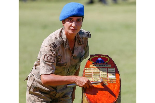 KADIN SUBAY ADAYI KOMANDO KURSUNUN BİRİNCİSİ OLDU